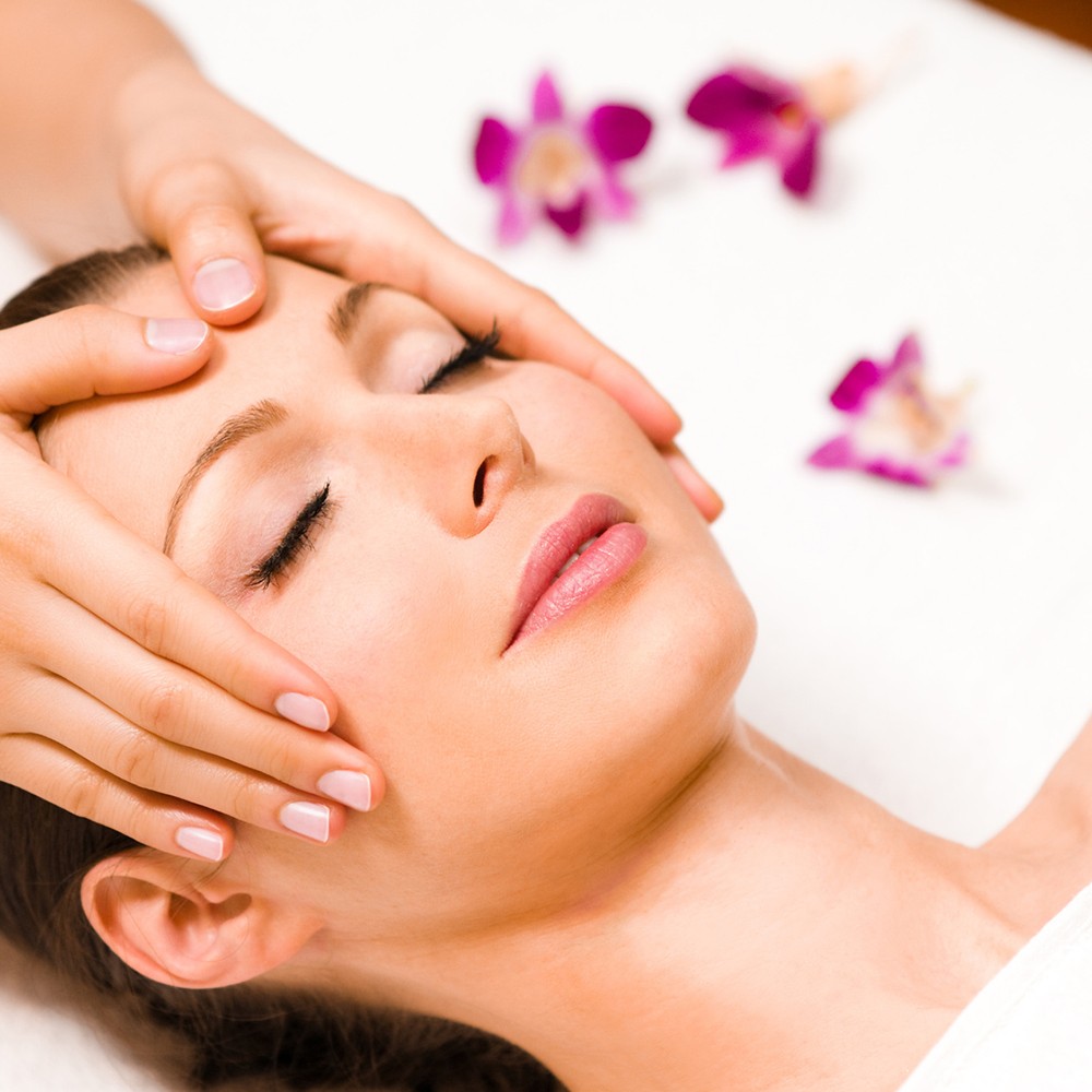 Massage da mặt hàng ngày giúp tăng độ đàn hồi, xóa mờ nếp nhăn.
